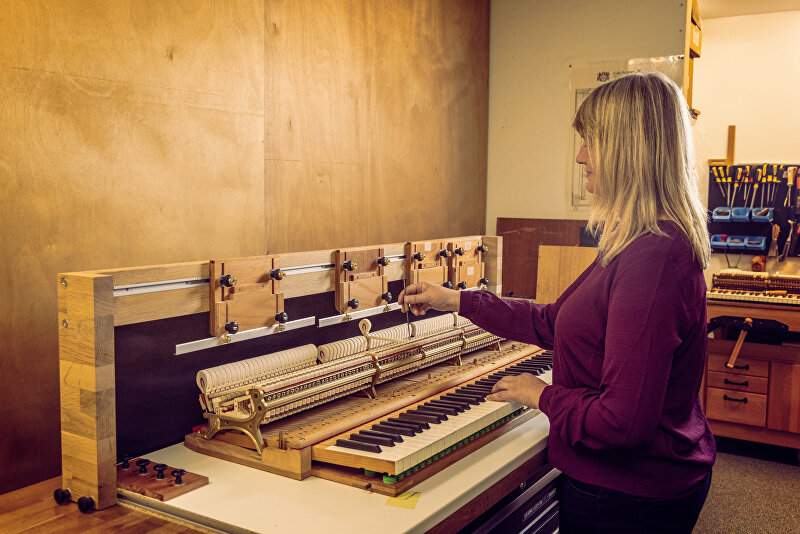Afregeltafel voor pianomechanieken, ontworpen door Joachim, die het afregelen van vleugelmechanieken sneller en nauwkeuriger maakt voor optimale service aan klanten.