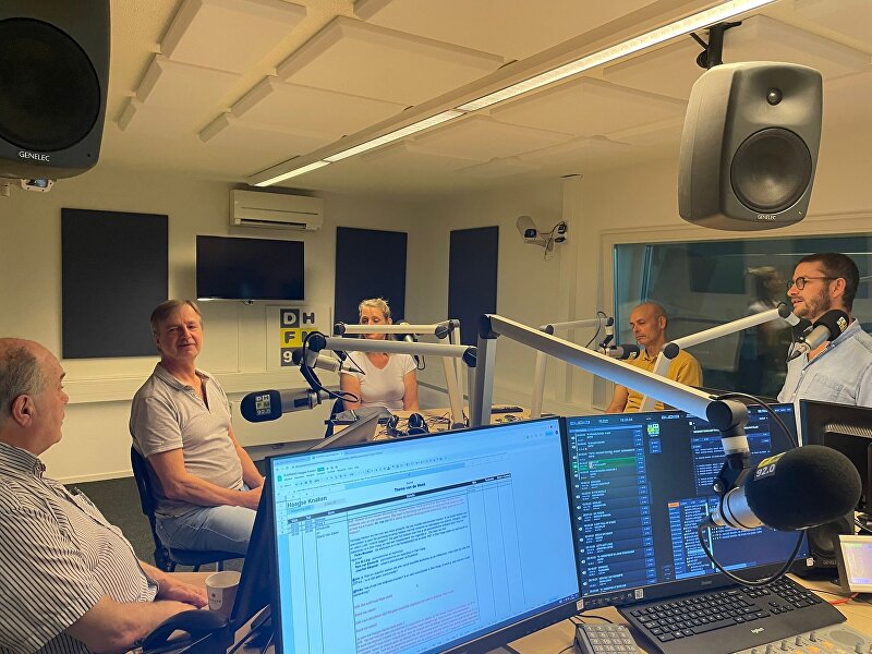 In de studio van Den Haag FM op 31 augustus 2023 is een uitzending, met de pianostemmers Jos de Ling, Joachim Stepanik, Rani van Emmerik en vioolbouwer Willem Bouman, die praten over hun vak en de economische aspecten ervan.